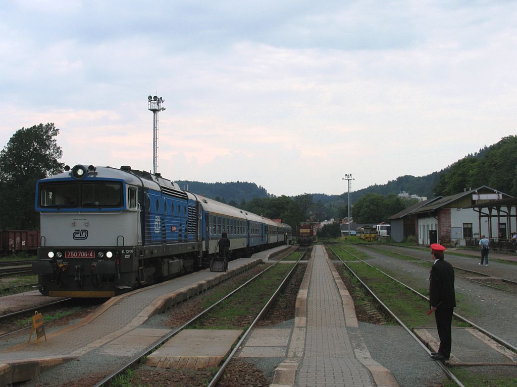 750 706-4 mit R 849 Praha Hlavn� N�dra��-Trutnov Hlavn� N�dra�� auf Bahnhof Trutnov Hlavn� N�dra�� am 6-8-2011.