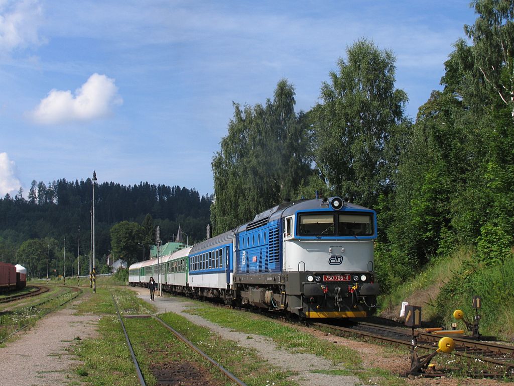 750 706-4 mit R 850 Trutnov Hlavn Ndra-Praha Hlavn Ndra auf Bahnhof Trutnov Střed am 3-8-2011.