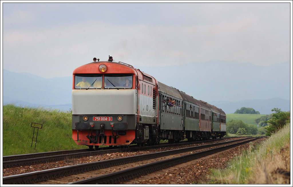 751 004 am 2.6.2012 mit ihrem Sonderzug Os 31203 von Vrtky nach Prievidza kurz vor Horn tubňa aufgenommen.