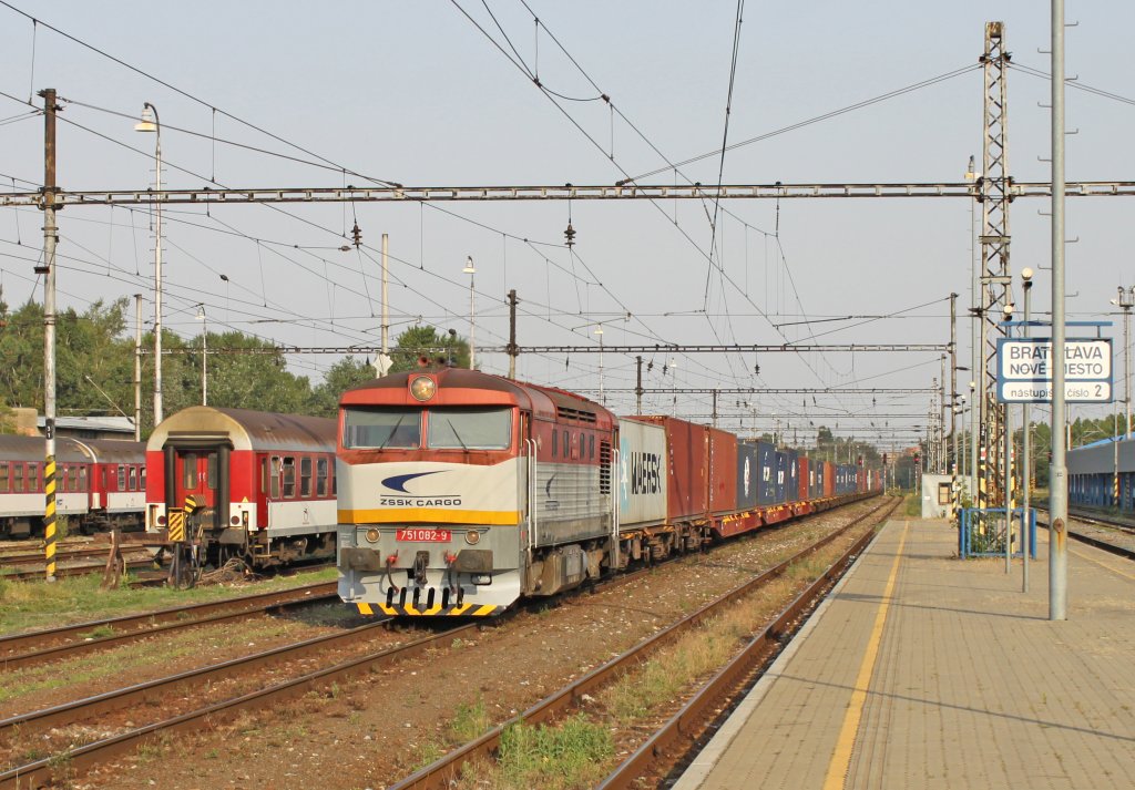751 082-9 ZSSKC mit einem Containerzug fhrt durch den Bahnhof Bratislava-Nov Mesto/Preburg-Neustadt; 01.07.2012 