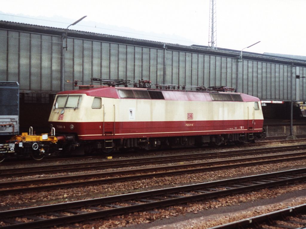 752 002-8 auf Trier Hauptbahnhof am 22-7-2000. Bild und scan: Date Jan de Vries.
