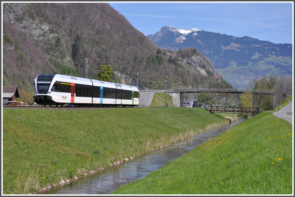 752-1 am Binnenkanal Richtung Trbbach mit Triesenberg und Alpspitz im Frstentum Lichtenstein. (26.04.2012)