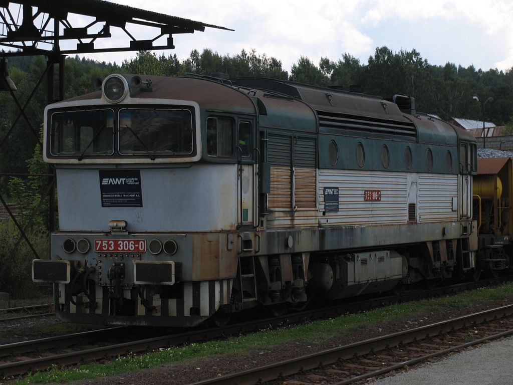 753 306-0 mit einem Bauzug auf Bahnhof Hostinn am 3-8-2011.