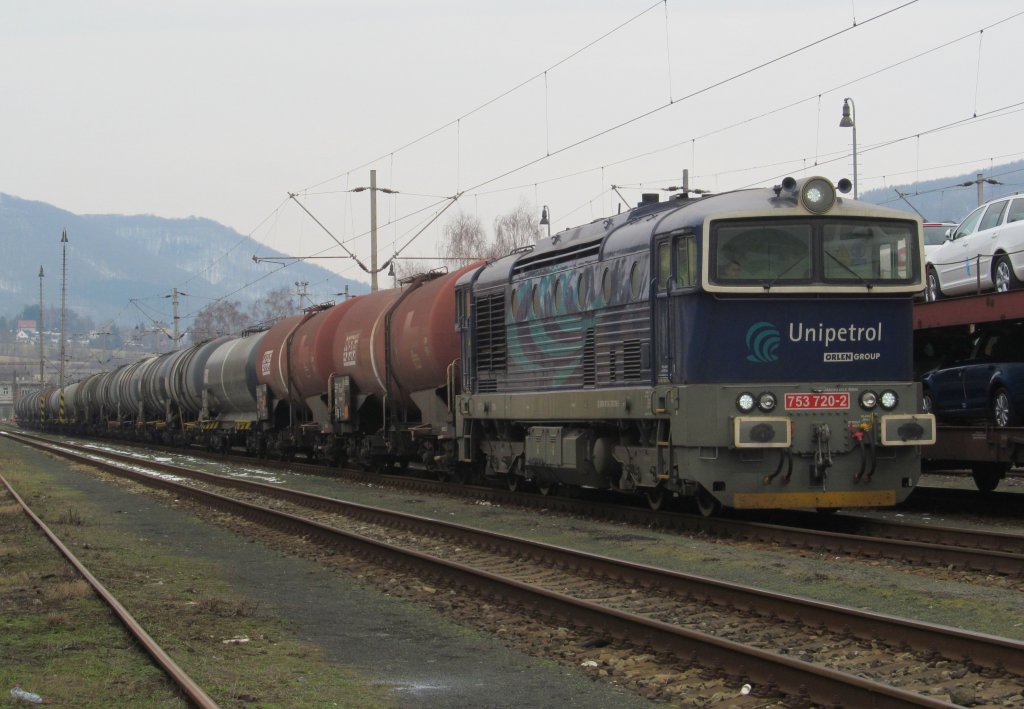 753 720-2 von Unipetrol zieht am 18. Mrz 2013 einen Kesselwagenzug durch Decin-Vychod.