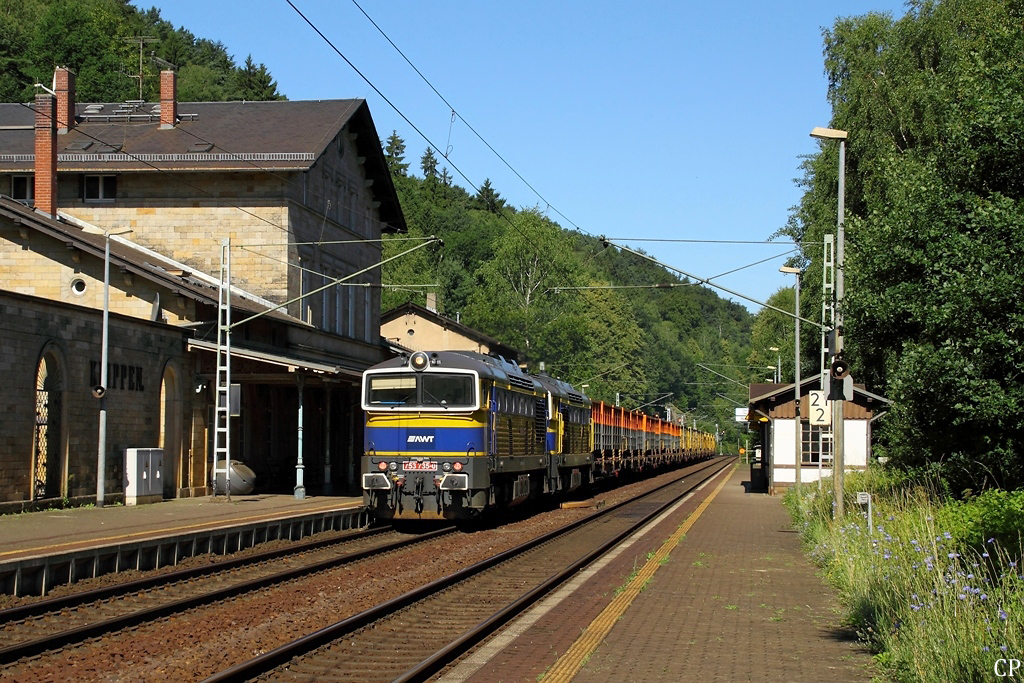 753 735-0 und eine weitere Taucherbrille der AWT rollen mit einem G�terzug durch den Haltepunkt Krippen Richtung Tschechien. (29.6.2011)