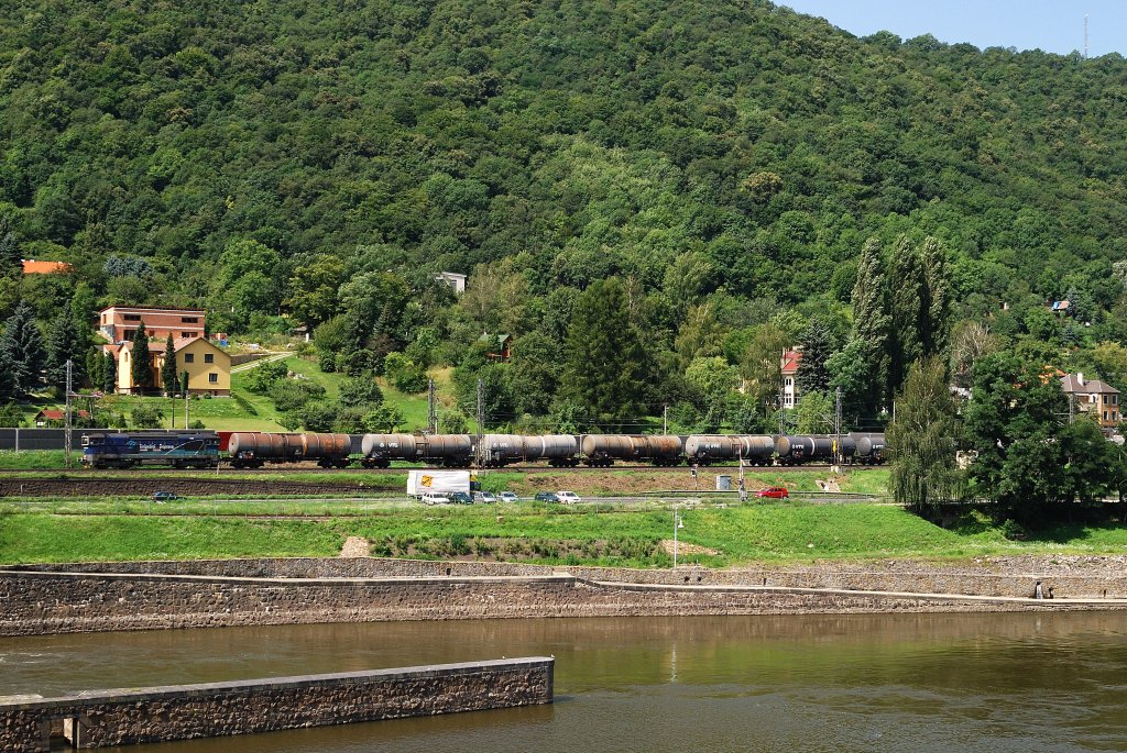 753 7xx (Unipetrol Doprava) mit Kesselzug in Usti nad Labem-Strekov (24.07.2012)