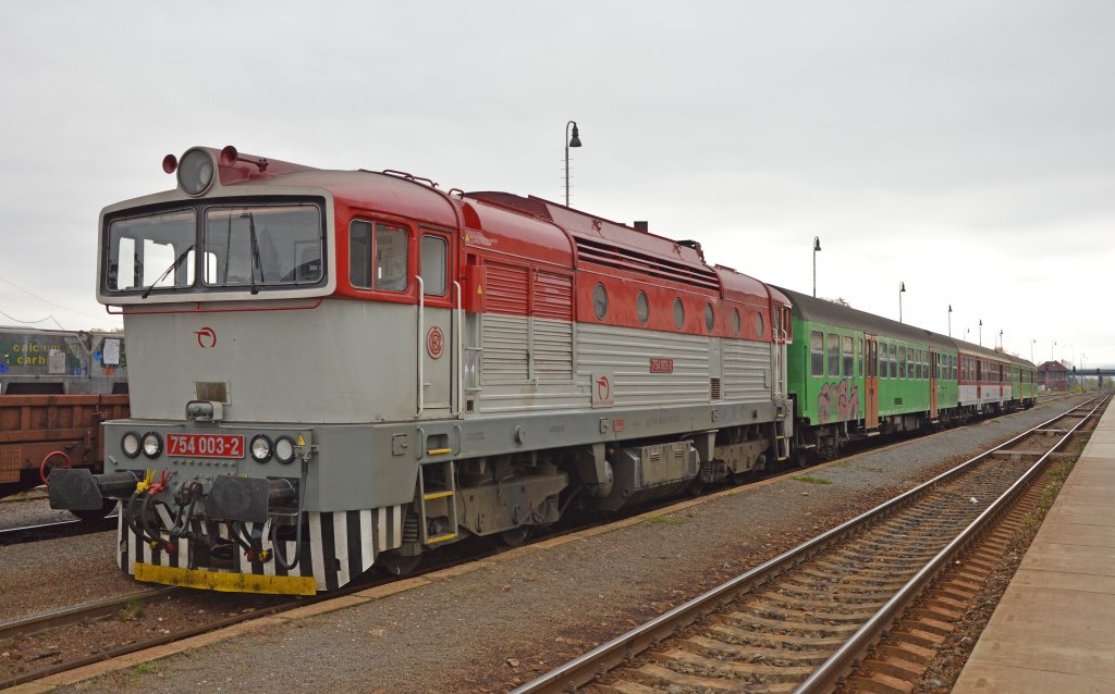 754 003-2 mit Zug wartet auf die Abfahrt als Os 6210 Lučenec/Lizenz (11:53) – Detva – Zvolen nkl. st./Altsohl Gbf. – Zvolen os. st./Altsohl Persbf. (13:02); 03.11.2012 