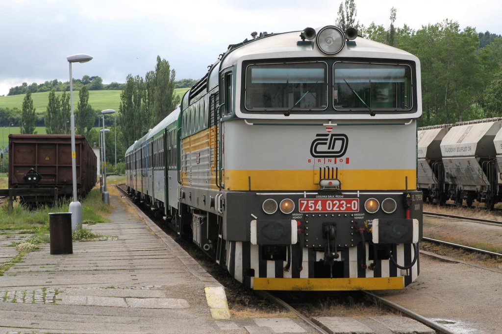 754 023-0 mit Os 4834 Brno-Okřky auf Bahnhof Okřky am 31-5-2013.