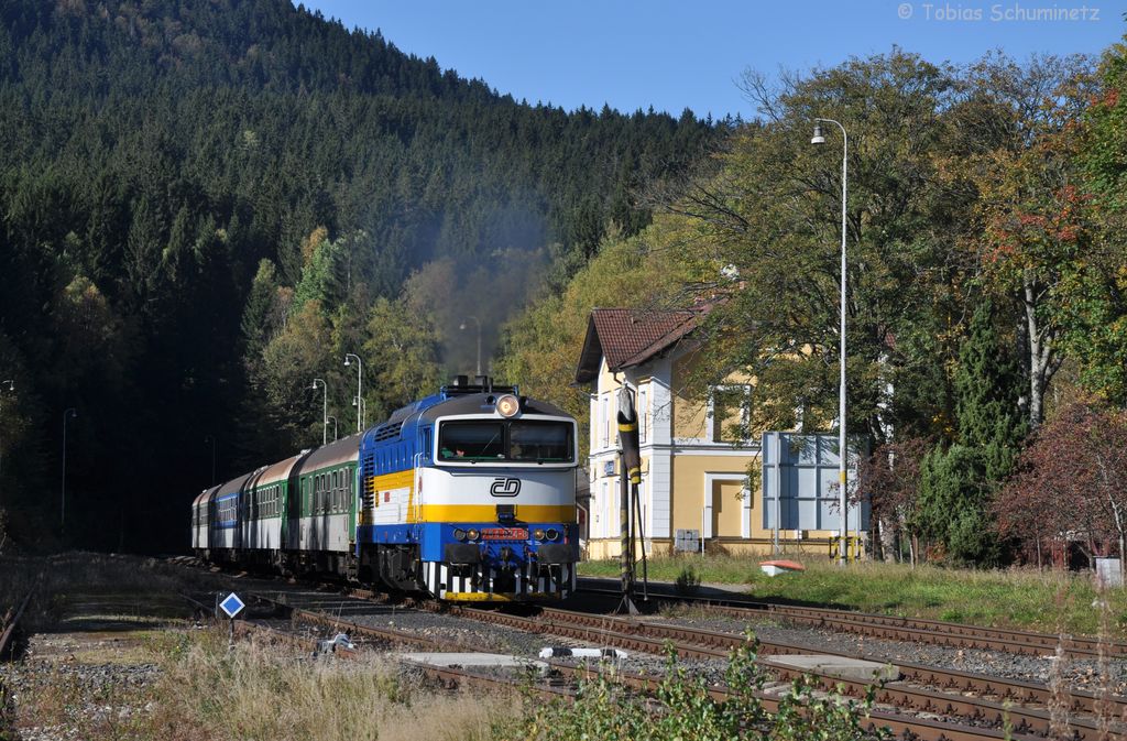 754 024 am 03.10.2011 als R 820 von Praha hl.n. nach elezn Ruda-Albětn in pičk