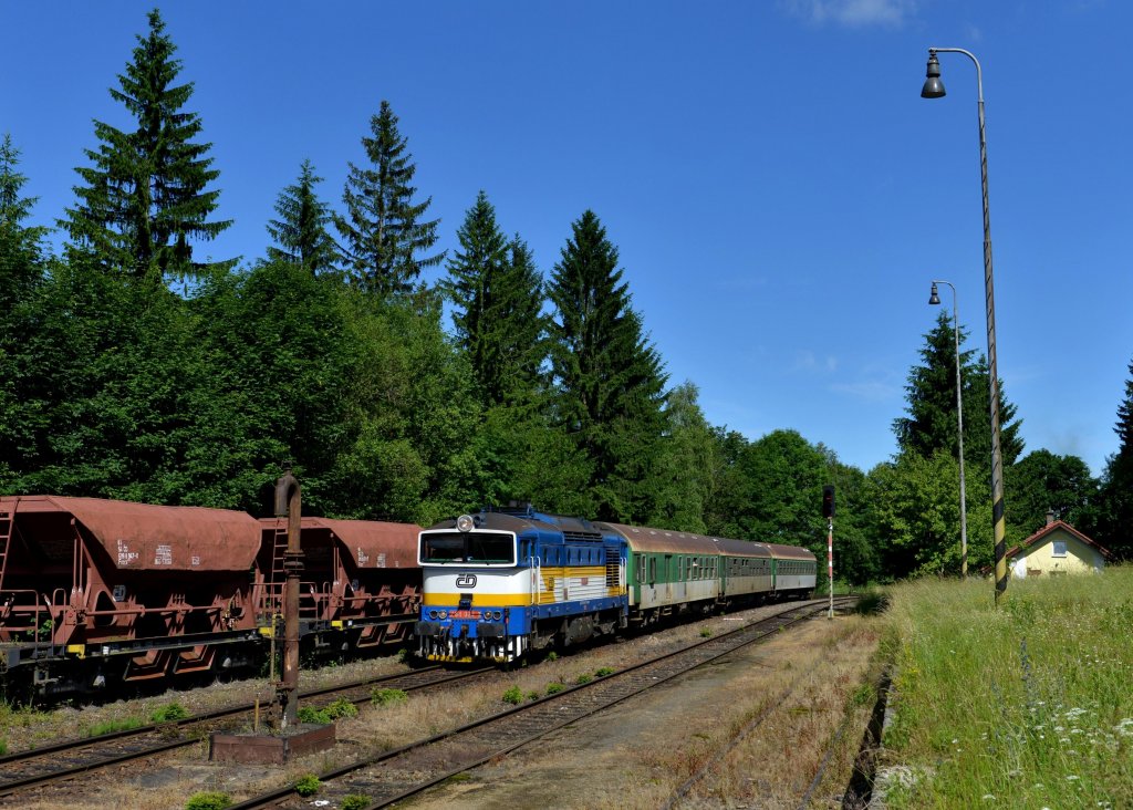 754 024 mit Os 7504 am 01.07.2013 bei der Einfahrt in Hamry-Hojsova-Straz.