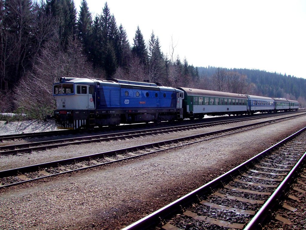754 025-4 ist am Bahnhof Bayerisch-Eisenstein abgestellt, und fr die Zugleistung R829 vorgesehen; 120328