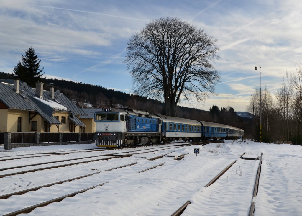 754 025 mit R 827 nach Prag am 01.01.2013 bei der Einfahrt in Spicak.