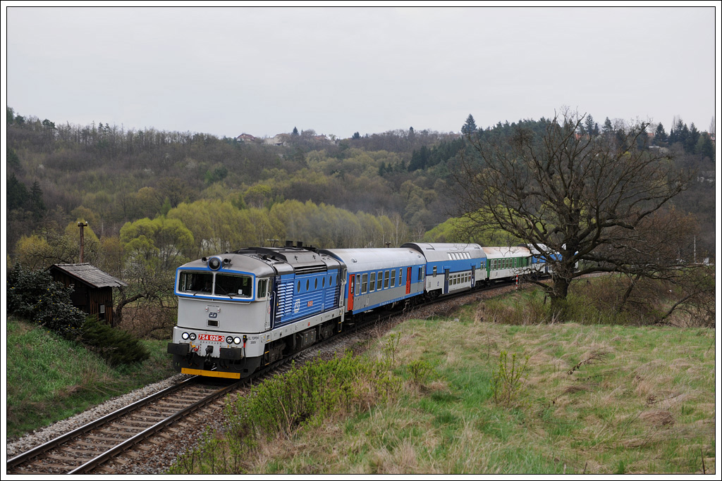 754 026 mit dem Os 4816 von Brno hl.n. (deutsch Brnn) nach Jihlava (deutsch Iglau)  am 15.4.2011 kurz nach der rund zwlf Kilometer westlich des Stadtzentrums von Brno  gelegenen  Haltestelle Omice (deutsch Womitz) aufgenommen.