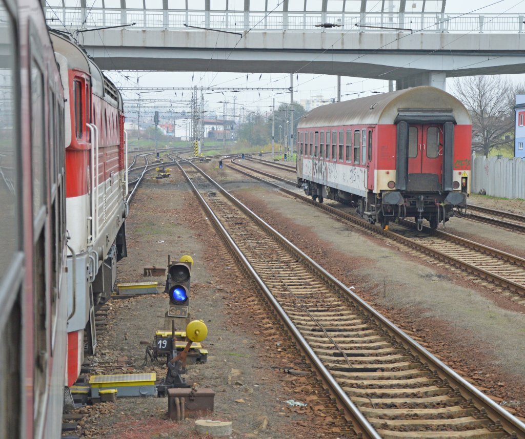 754 033-9 mit Fernzug R 1931 „Bodva“ Zvolen os. st./Altsohl Persbf. – Koice/Kaschau im Gleisbereich zwischen Altsohler Personen- und Gterbahnhof; 03.11.2012