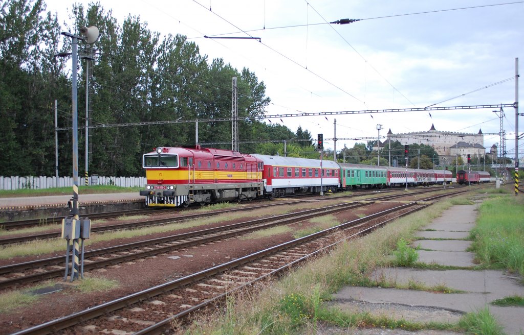 754 036-2 mit Express-Zug Ex 221 „Detvan“ Prag – Horn Lideč/Ober-Litsch (Gr.) – ilina/Sillein (Lokwechsel) – Bansk Bystrica/Neusohl – Zvolen os. st./Altsohl Persbf. fhrt in den Zielbahnhof ein; 11.08.2012