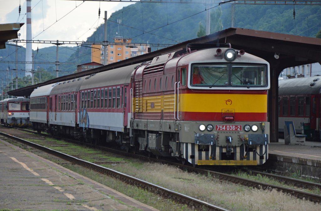 754 036-2 mit Regionalzug Os 7322 Zvolen os. st./Altsohl Persbf. (18:52) – Bansk Bystrica/Neusohl (19:22); 28.06.2013
