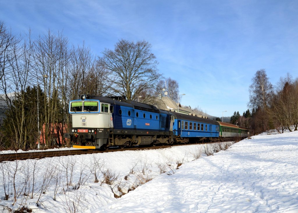 754 046 mit Os 7504 am 29.12.2012 bei der Ausfahrt in Bhmisch Eisenstein Stadt.