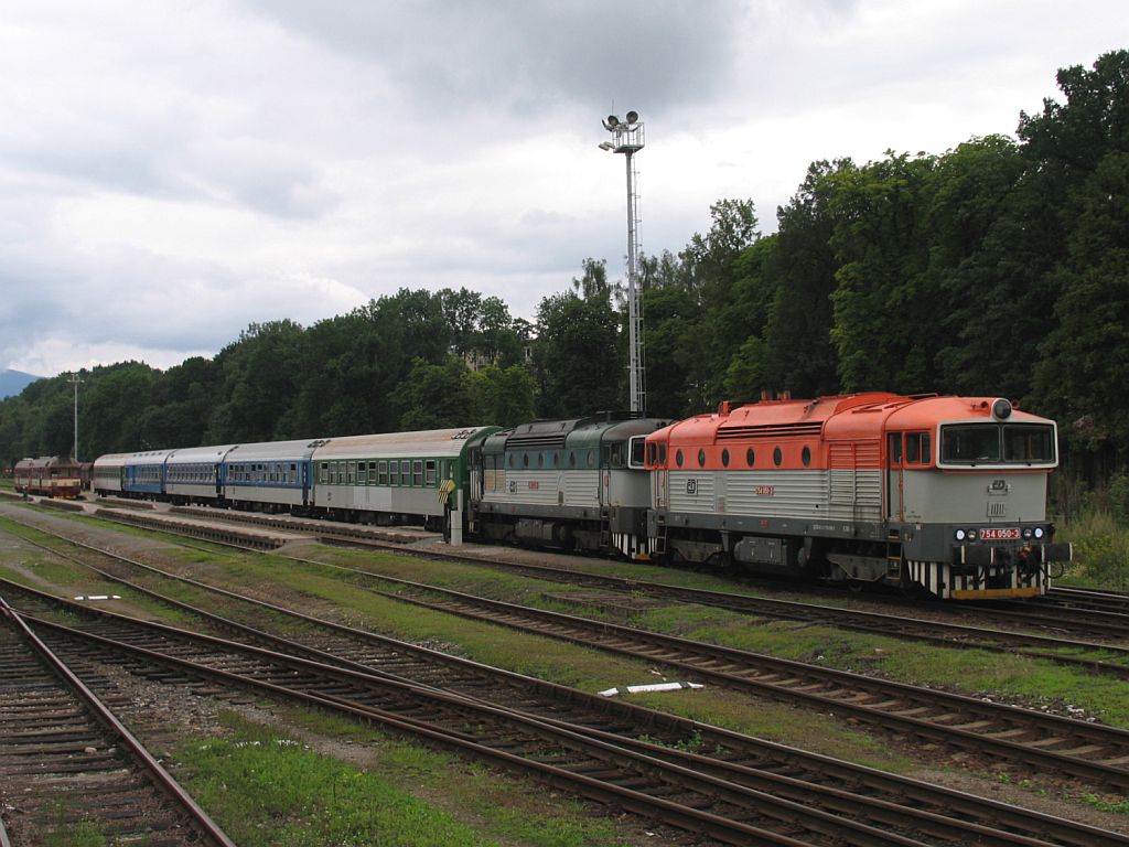 754 050-3 und 750 312-1 mit R 856 Trutnov Hlavn Ndra-Praha Hlavn Ndra auf Bahnhof Trutnov Hlavn Ndra am 1-8-2011.