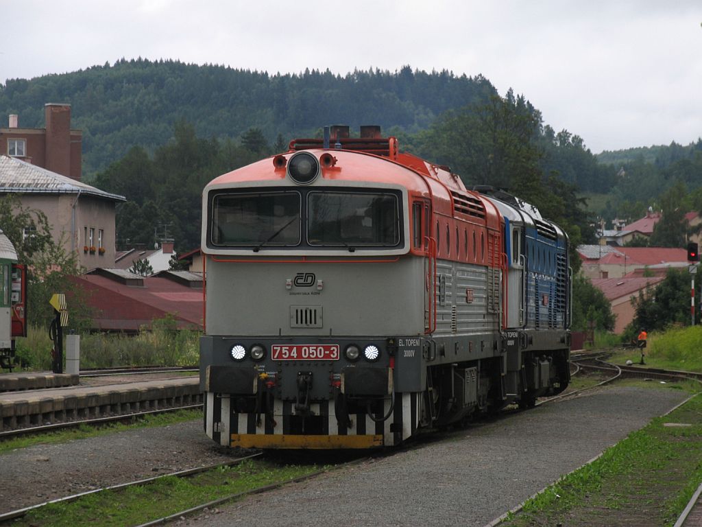 754 050-3 und 750 705-6 auf Bahnhof Trutnov Hlavn Ndra am 1-8-2011.