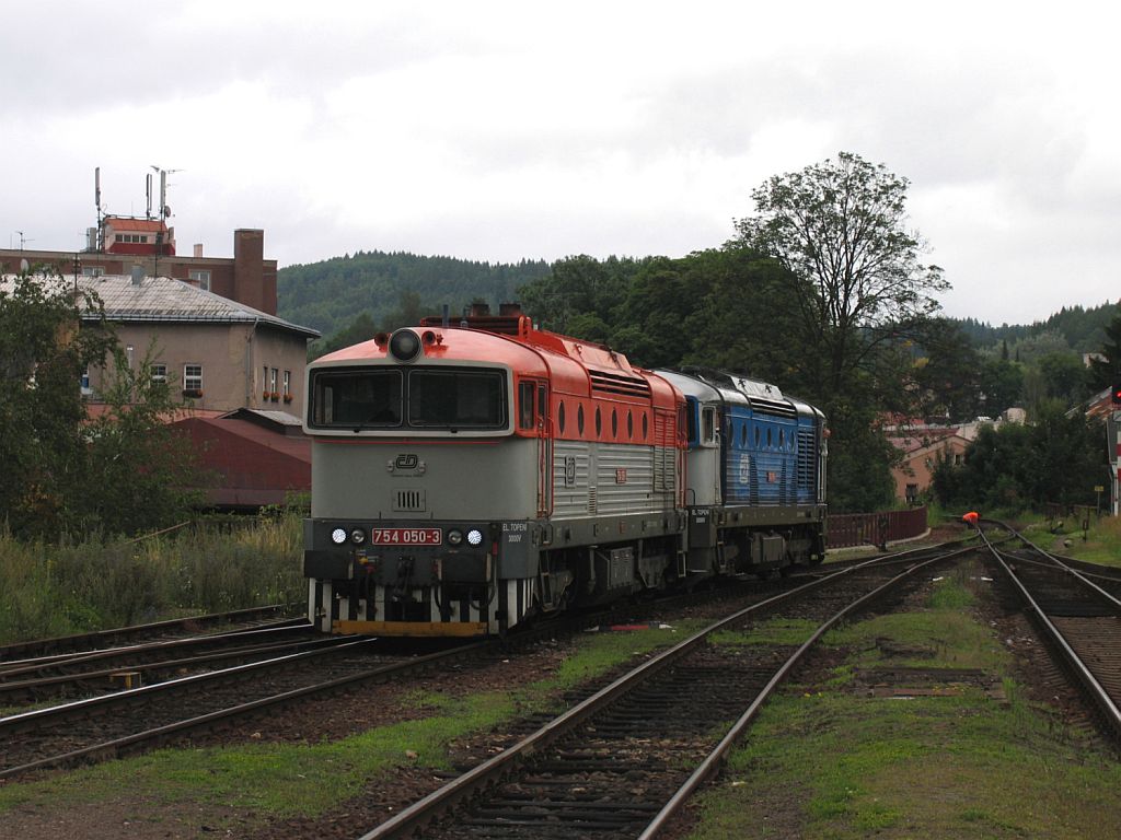 754 050-3 und 750 705-6 auf Bahnhof Trutnov Hlavn Ndra am 1-8-2011.