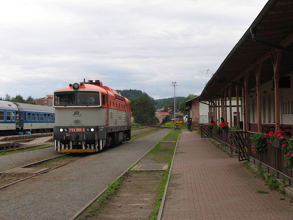 754 050-3 auf Bahnhof Trutnov Hlavn Ndra am 1-8-2011.