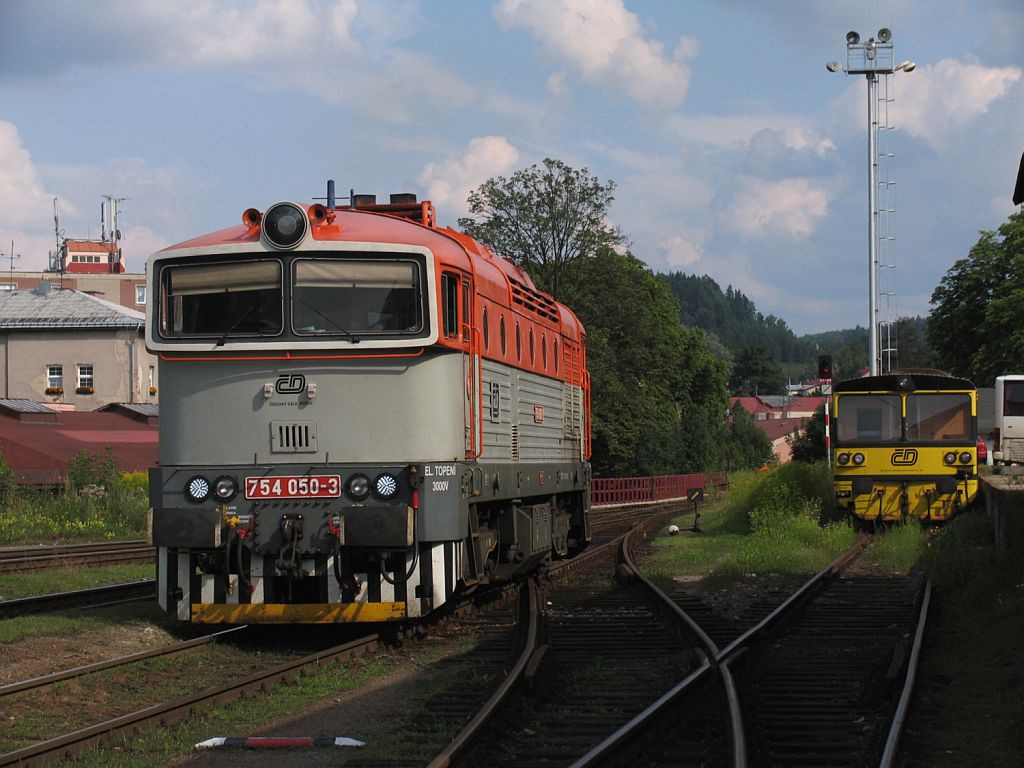 754 050-3 auf Bahnhof Trutnov Hlavn Ndra am 3-8-2011.