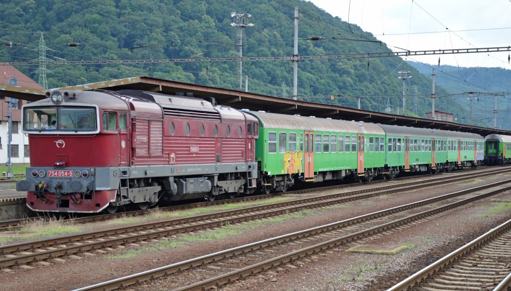754 054-5 mit Regionalzug Os 6225 Zvolen os. st./Altsohl Persbf. – Lučenec/Lizenz; 28.06.2013