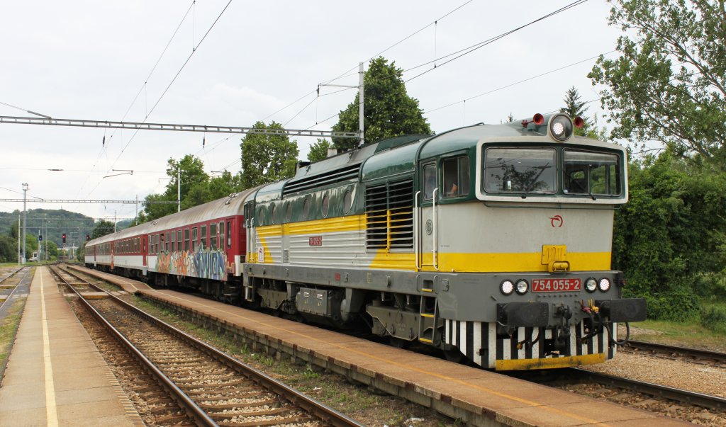 754 055-2 mit Eilzug Zr 1844 „Strečno“ Zvolen os. st. – Bansk Bystrica – ilina endet Halt in Bahnhof Sliač kpele/Heilbad Sliacs (15:27). Nchster Halt: Bansk Bystrica mesto/Neusohl Stadt; 09.06.2012 