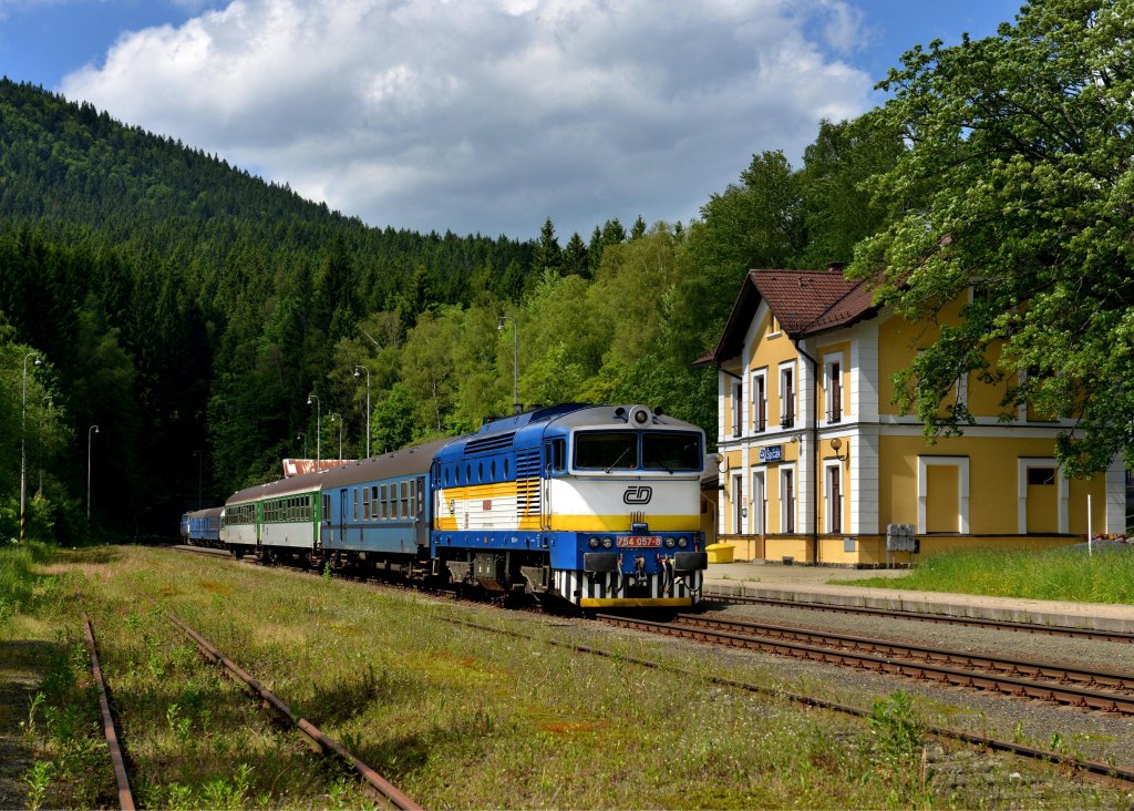 754 057 mit R 826 am 16.06.2013 am Spicaker Bahnhof.