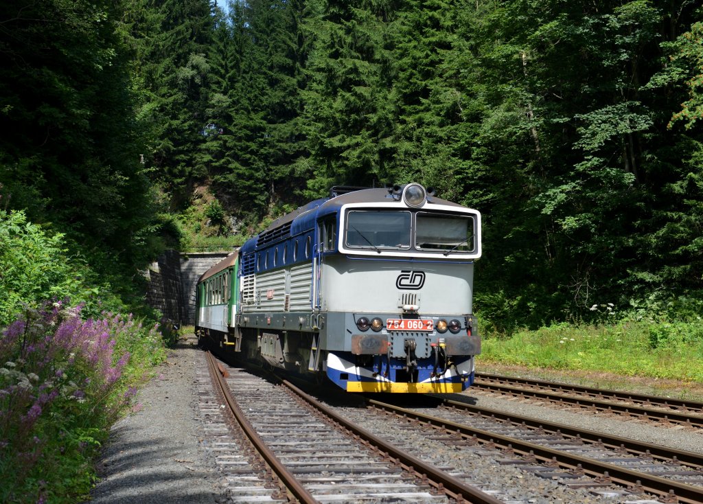 754 060 mit Os 7544 nach Bayerisch Eisenstein am 11.08.2013 bei der Einfahrt in Spicak.