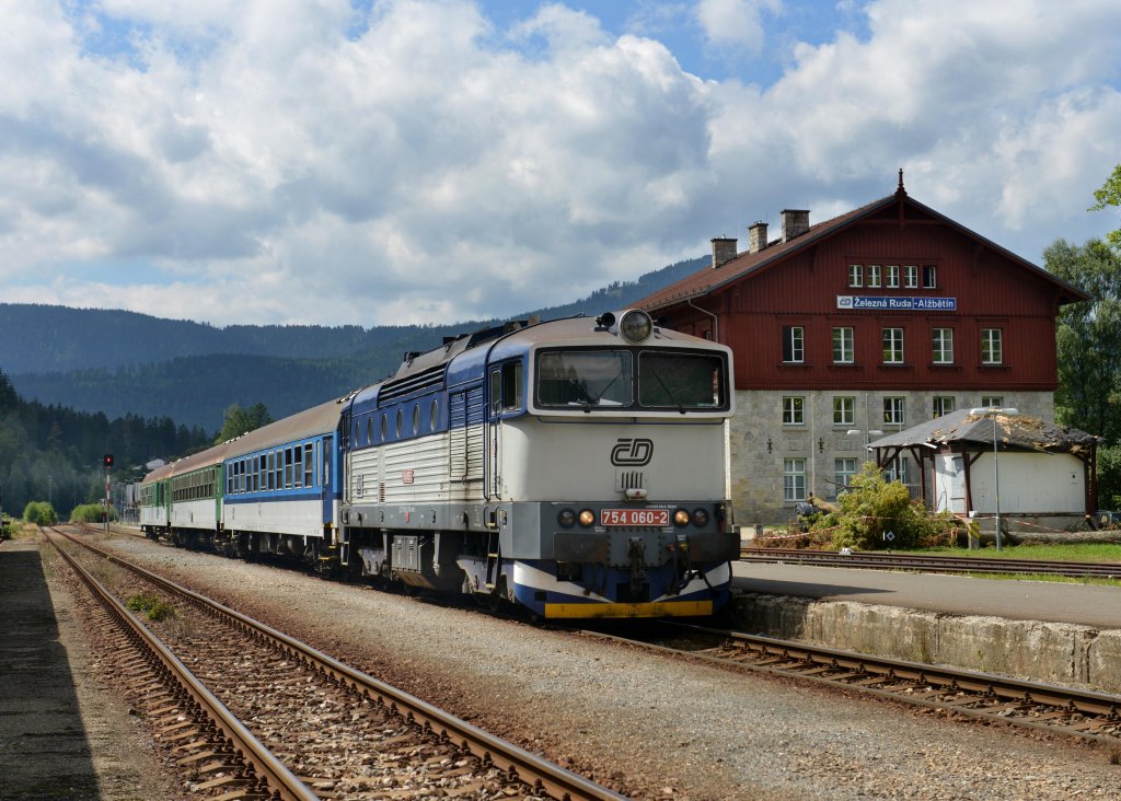 754 060 steht mit Sp 1965 am 11.08.2013 abfahrbereit in elezn Ruda-Albětn.