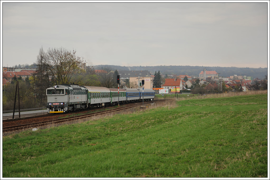 754 063 bespannte am 15.4.2011 den R 926 „Luznice“ von Brno hl.n. (deutsch Brnn) nach Česk Budějovice (deutsch Bhmisch Budweis und Budweis). Die Aufnahme entstand kurz nach dem Bahnhof Nměť nad Oslavou (deutsch Namiest an der Oslawa). Das Das Schloss Nměť, welches im Hintergrund zu sehen ist, entstand zwischen 1565 und 1578 durch Umbau einer gotischen Burg und diente nach 1945 als Sommerresidenz fr den damaligen Staatsprsidenten Edvard Bene. Heute gehrt Schloss Nměť wieder den Grafen von Haugwitz, nachdem die tschechische Regierung im Zuge der Restitution zahlreiche (im Unterhalt kostspielige) Adelssitze den ursprnglichen Besitzern zurckgegeben hat.