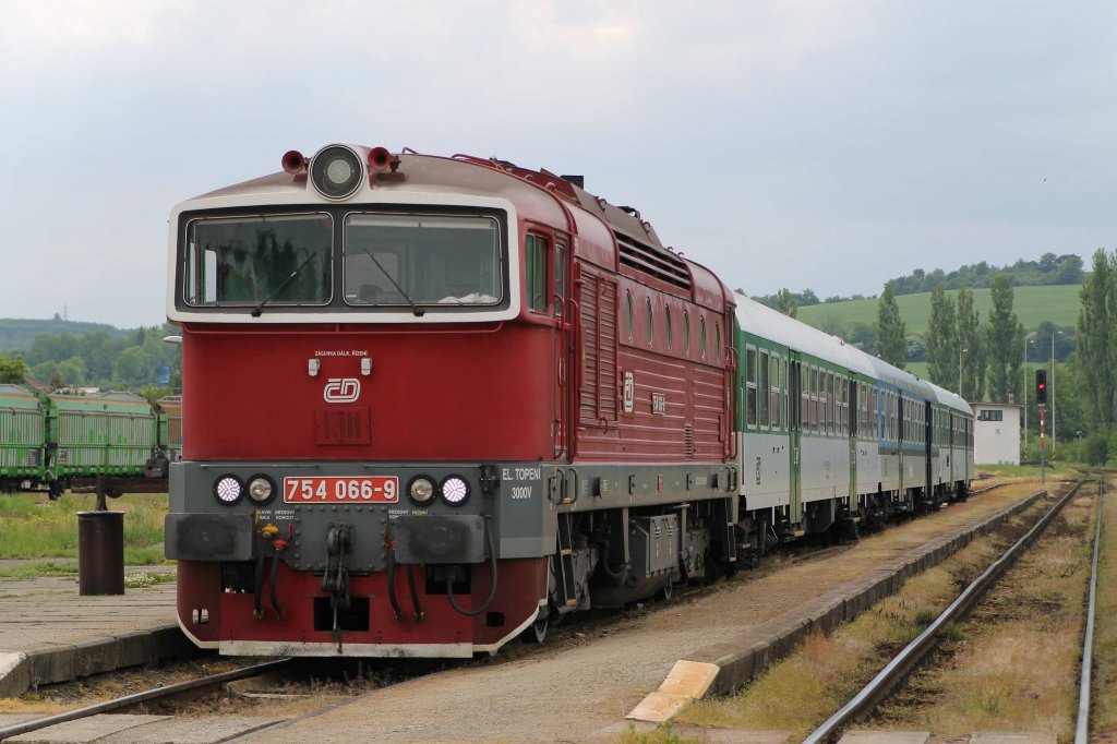 754 066-9 mit Os 4834 Brno-Okřky auf Bahnhof Okřky am 24-5-2013.