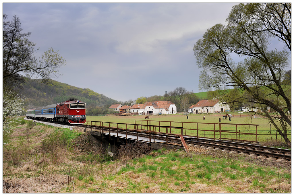 754 066 mit dem R 665 Jakub Krcin von Plzen hl.n. nach Brno hl.n. am 15.4.2011 zwischen Tetcice und Omice aufgenommen.