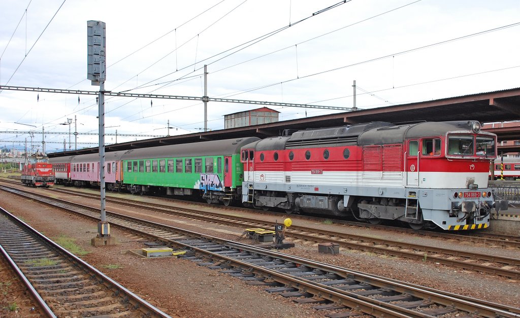 754 069-3 mit Regionalzug Os 7510 Zvolen os. st./Altsohl Persbf. (18:55) – Kremnica/Kremnitz – Vrtky/Ruttek (20:55), links Rangierlok 210 011-3; 11.08.2012