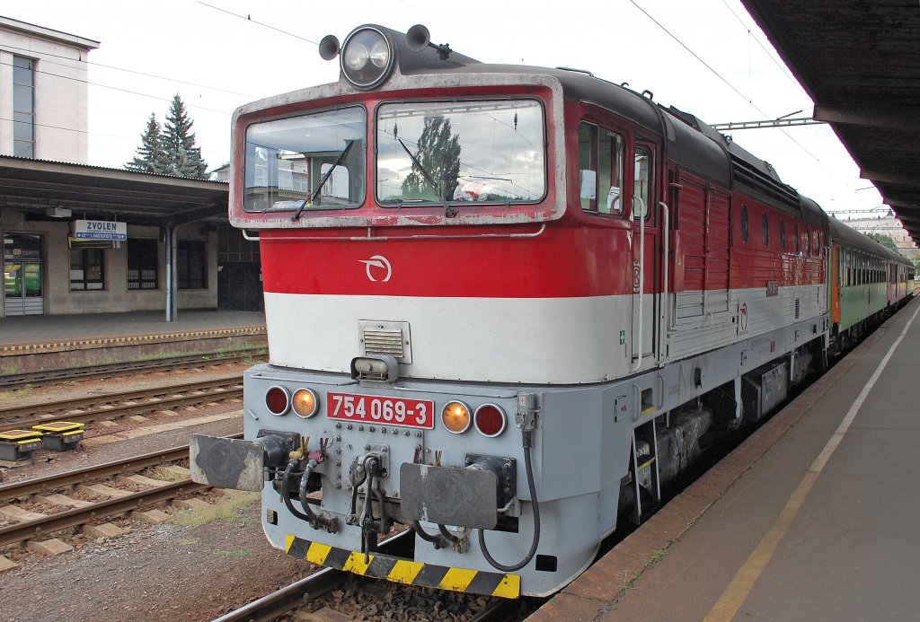 754 069-3 vor Einsatz als Regionalzug Os 7510 Zvolen os. st./Altsohl Persbf. (18:55) – Kremnica/Kremnitz – Vrtky/Ruttek (20:55); 11.08.2012
