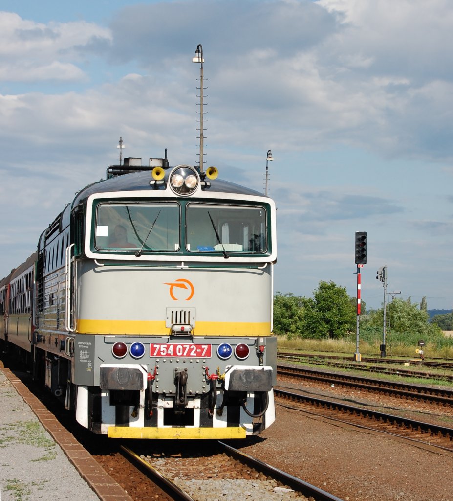754 072-7 mit Fernzug 934 „Gemeran“ („Der Gemerer“) kurz vor Halt in Bf. Jesensk, etwa in der Mitte seiner 233-km lange Fahrt ber der sdslowakischen Hauptbahn Koice/Kaschau – Fiľakovo – Zvolen os. st./Altsohl Persbf. (05.07.2011)