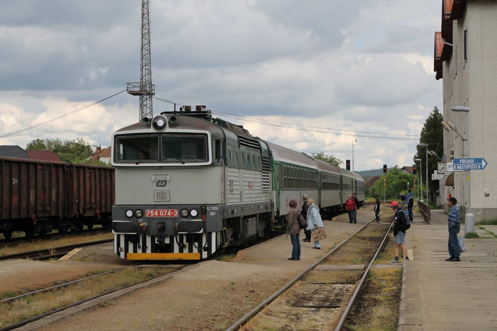 754 074-3 mit R 665 Plzeň-Brno auf Bahnhof Okřky am 21-5-2013.