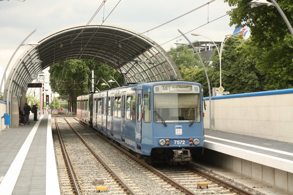 7572 (451 074) steht am 02.07.11 in der Station Telekom Ollenhauerstr.