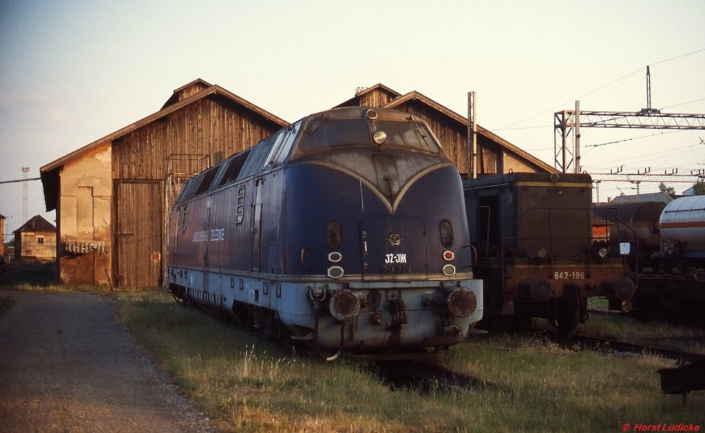 761-003 im Juni 2000 im Depot Subotica. Insgesamt drei Lokomotiven des Typs ML 2200 C'C' wurden 1956/1957 von Krauss-Maffei für die JZ gebaut. Wesentlicher äußerlich sichtbarer Unterschied zu den DB-V 200 waren neben der etwas größeren Länge die dreiachsigen Drehgestelle. Neben der Beförderung von Regierungssonderzügen waren sie bis 1991 auch im Regelzugdienst eingesetzt. Auch die beiden anderen Lokomotiven waren zu diesem Zeitpunkt in Subotica abgestellt.  