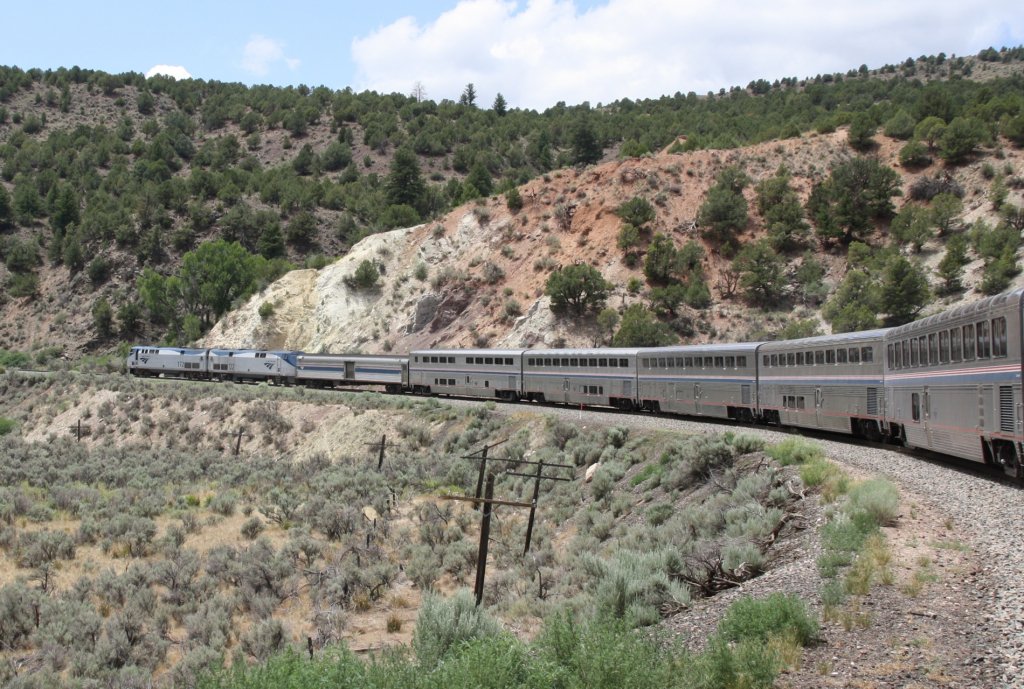 7.6.2012 Amtraks California Zephyr mit Genesis 172 und 122 auf einer Steigung zwischen Fraser und Glenwood Springs, CO.