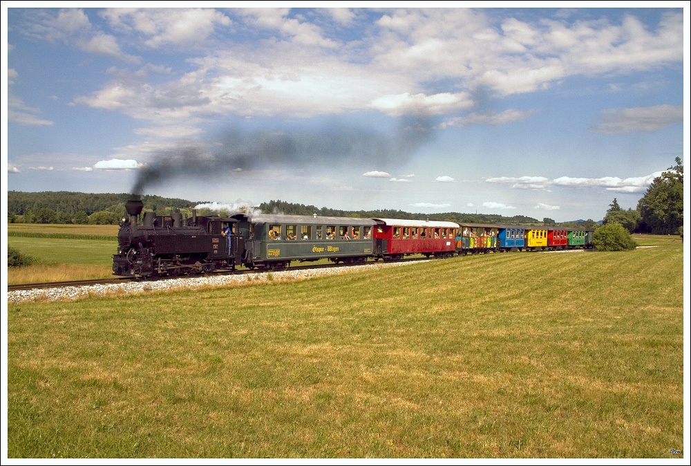 764.411R (ehemalige rumnische Waldbahnlokomotive) des Stainzer Flascherlzuges auf der Fahrt von Preding nach Stainz. 
Danke HP fr´s mitnehmen !!!
Herbersdorf 18.07.2010