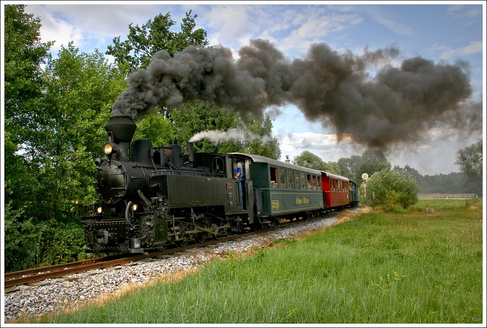 764.411R (ehemalige rumnische Waldbahnlokomotive) des Stainzer Flascherlzuges bei der Ausfahrt aus Preding.  18.07.2010