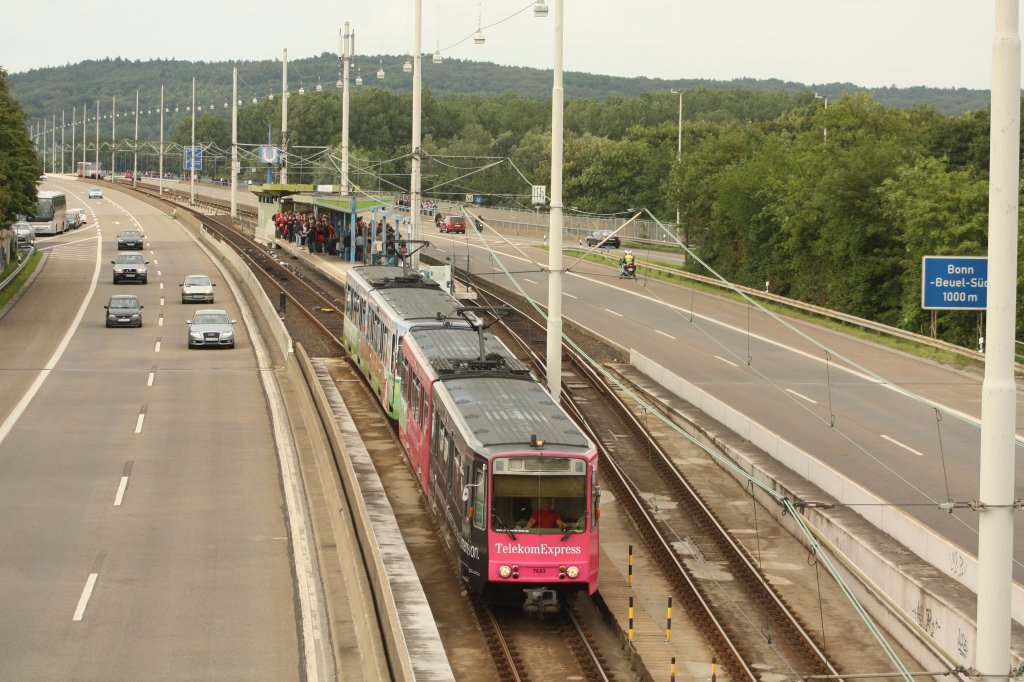 7653+7573 (451 083+451 075) fahren am 02.07.11 aus der Station Rheinaue aus.