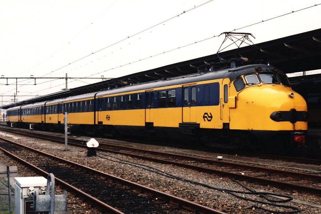 766 auf Bahnhof Leeuwarden am 20-6-1994. Bild und scan: Date Jan de Vries.