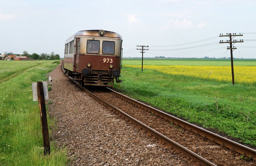77 0973 mit dem P 3746 vor Santana (04.05.2010)