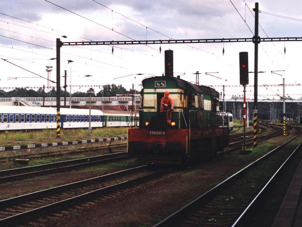 770 081-8 und 010 490-1 auf Bahnhof Cheb am 13-8-2005. Bild und scan: Date Jan de Vries 