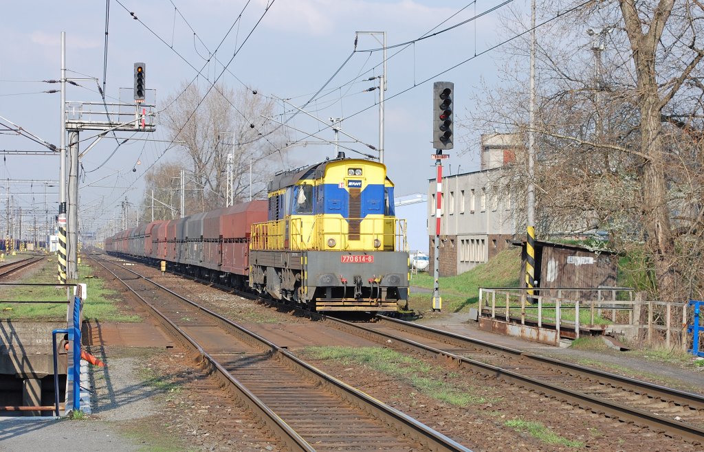 770 614-6 der Advanced World Transport AG (AWT; bis 2010 OKD, Doprava AG) durchfhrt Haltepunkt Ostrava-Marinsk Hory/Ostrau-Marienberg in Richtung Sdwest; 18.04.2012
