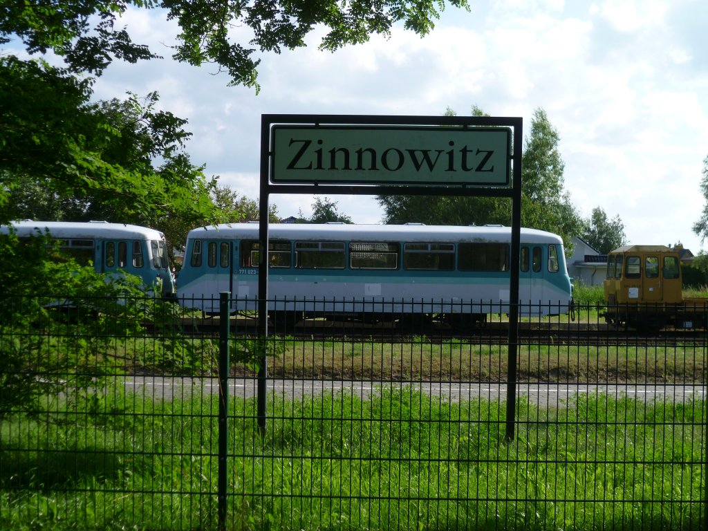 771 023-9 zusehen am 15.07.13 in Zinnowitz mit dem Bahnhofsschild.