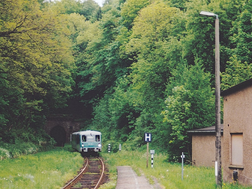 772 120 fhrt aus dem 500 Meter langen Tunnel in Reinhardsbrunn-Friedrichroda  ein. (Blick nach Sdosten im Juni 2001) 
